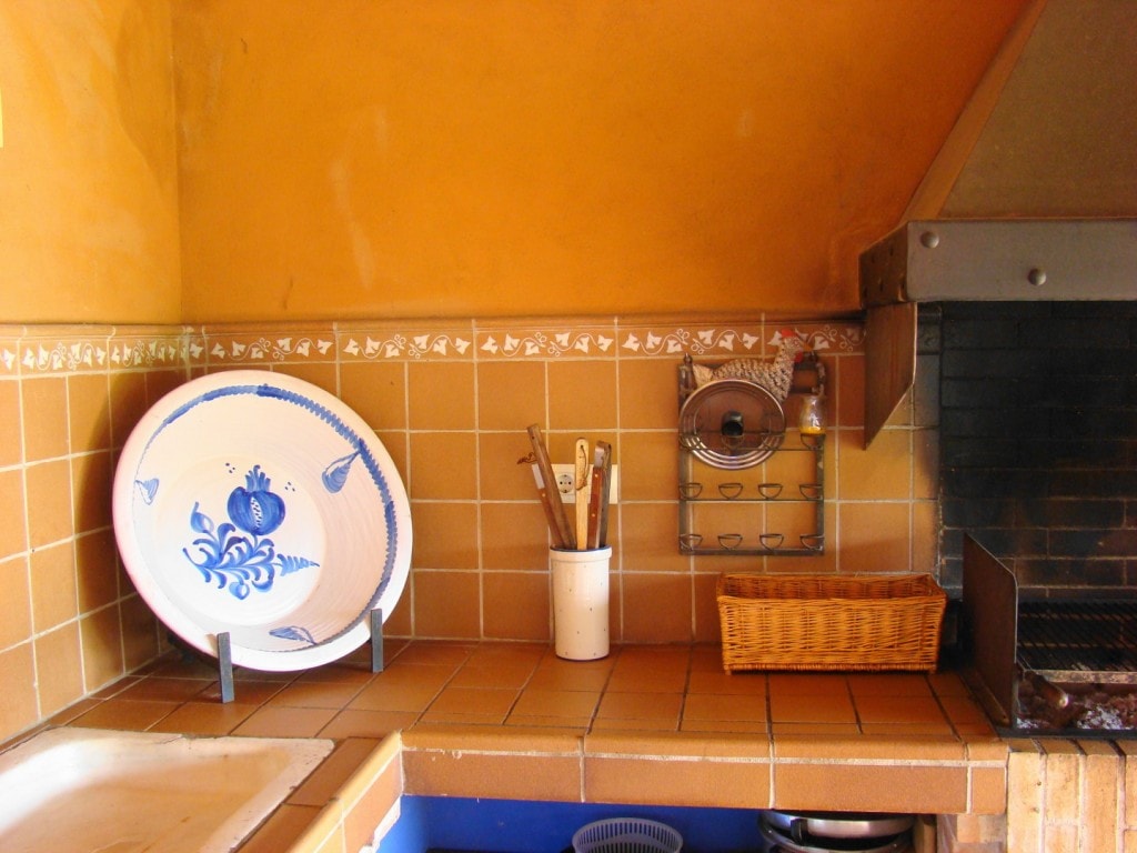 Detalle barbacoa con cerámica de La Bisbal en la casa rural Mas Petit